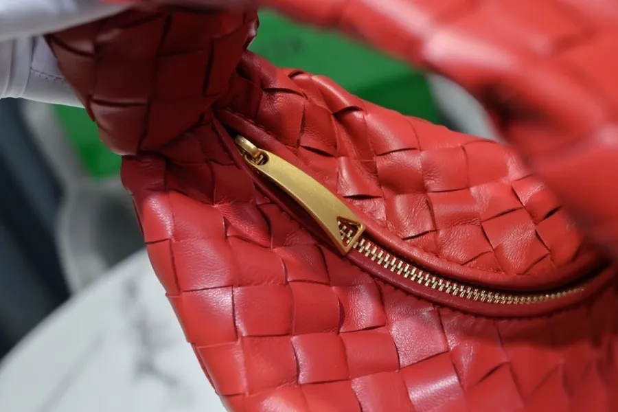 Batch 1120 BV Bottega Veneta's new early spring women's MINI JODIE handbag BV bag 🔥The new method is based on the original rounded corners, knotted with classic woven leather round hobo bag, The most iconic triangular pull-out design, using sheepskin draped soft shape, is super suitable for concave shapes~ Jodie feels really gentle to people, and is definitely the best item for daily matching. It has the same weave, new elements and twists, is compact and versatile, and is the new favorite of street style Internet celebrities! Dimensions: 23x28x8 Model: 6699-1